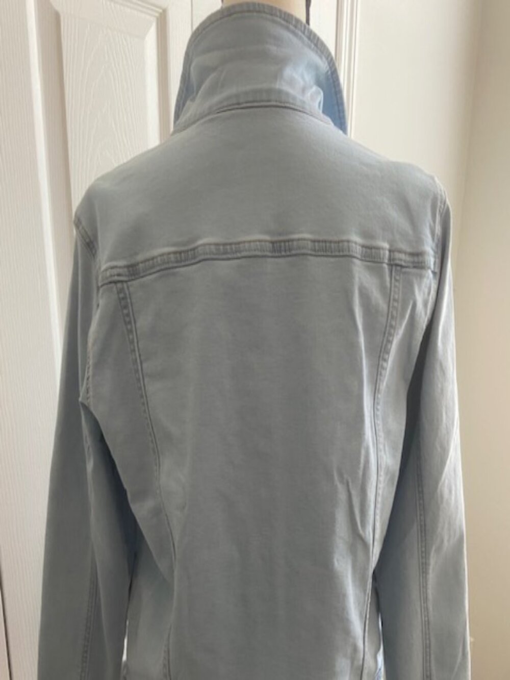 Ladies Jean Jacket - Size Medium, pockets - Picture 4 of 4